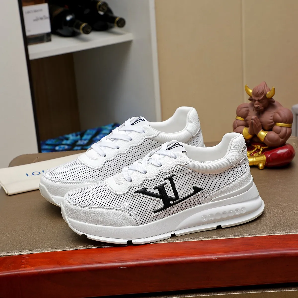 Ex-factory price: 440¥🌹🌹[LV Louis Vuitton] new low-top casual men's shoes. A must-have for fashionable men, new products are released in Hong Kong counters [strong], big-name style, European and American masters strongly create unique styles, comfortable on the feet, super soft outsole, super wear-resistant. Gives people a strong visual impact. Material: imported first-layer cowhide leather upper ➕rubber non-slip outsole, rubber graphics matching, 38 to 44